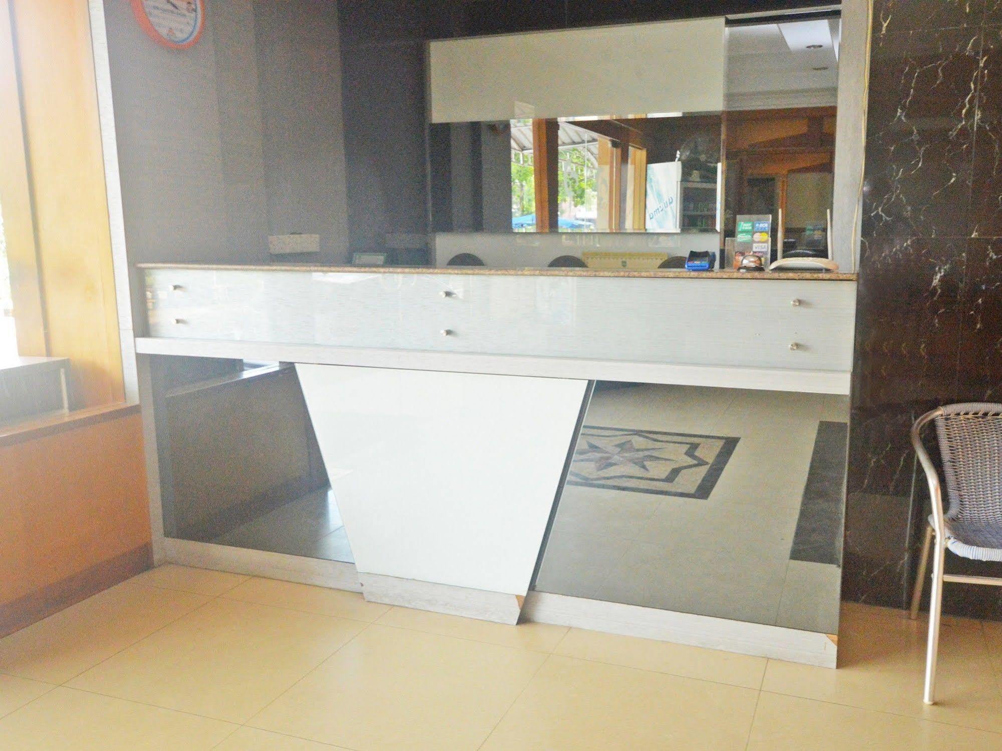 Nida Rooms Nagoya Business Center Batam Bagian luar foto